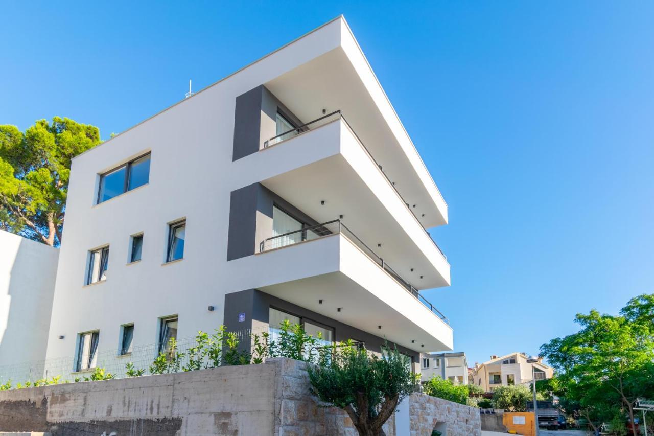 Apartmani Pino Baska Voda Bagian luar foto