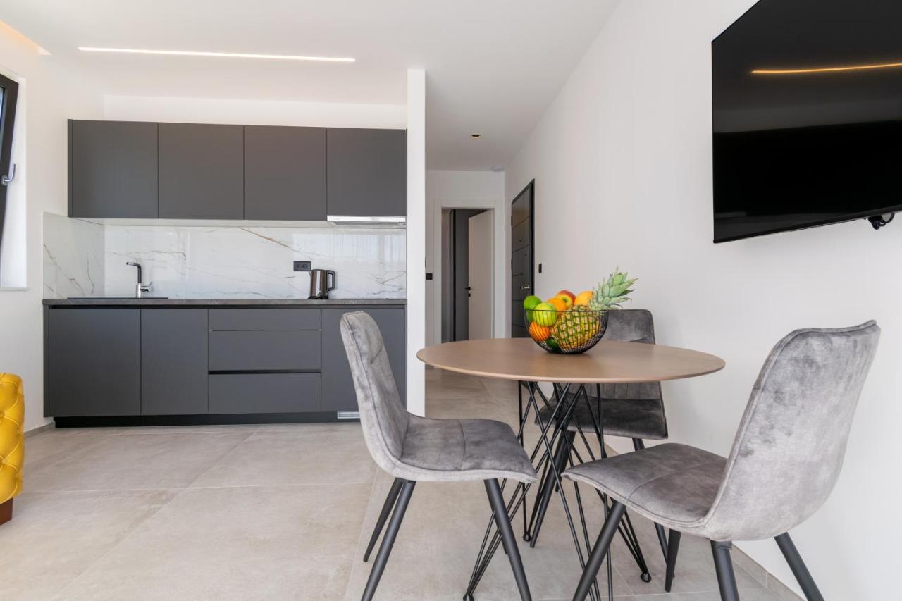 Apartmani Pino Baska Voda Bagian luar foto