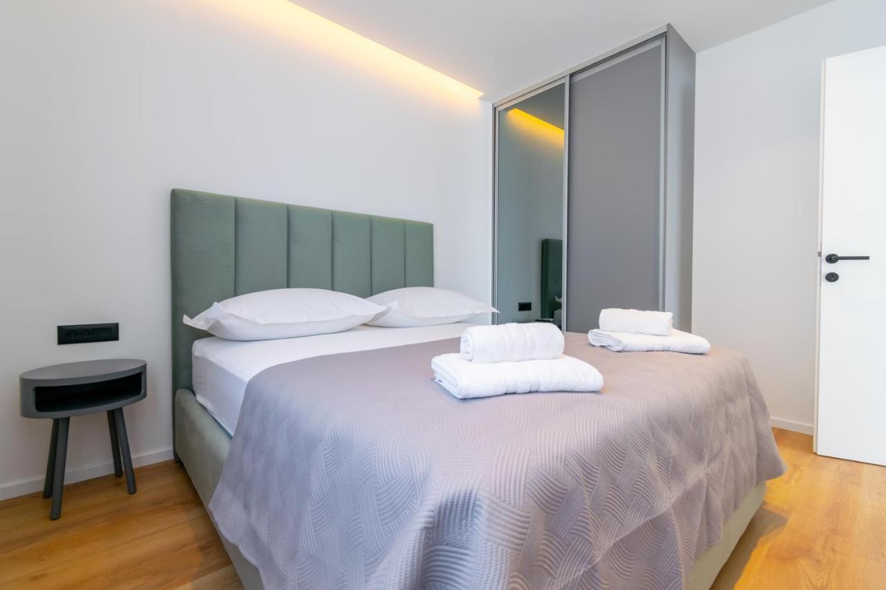 Apartmani Pino Baska Voda Bagian luar foto