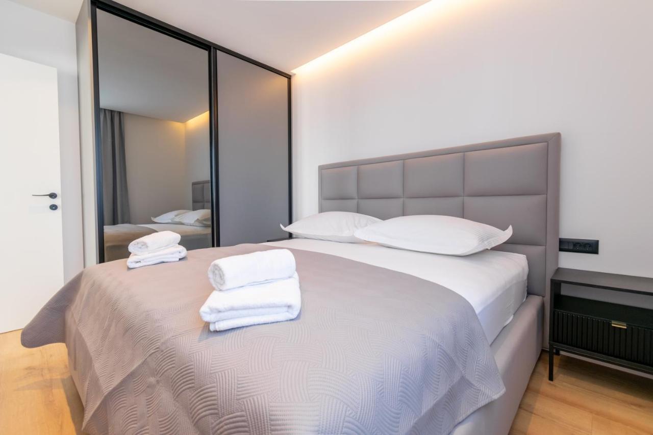 Apartmani Pino Baska Voda Bagian luar foto