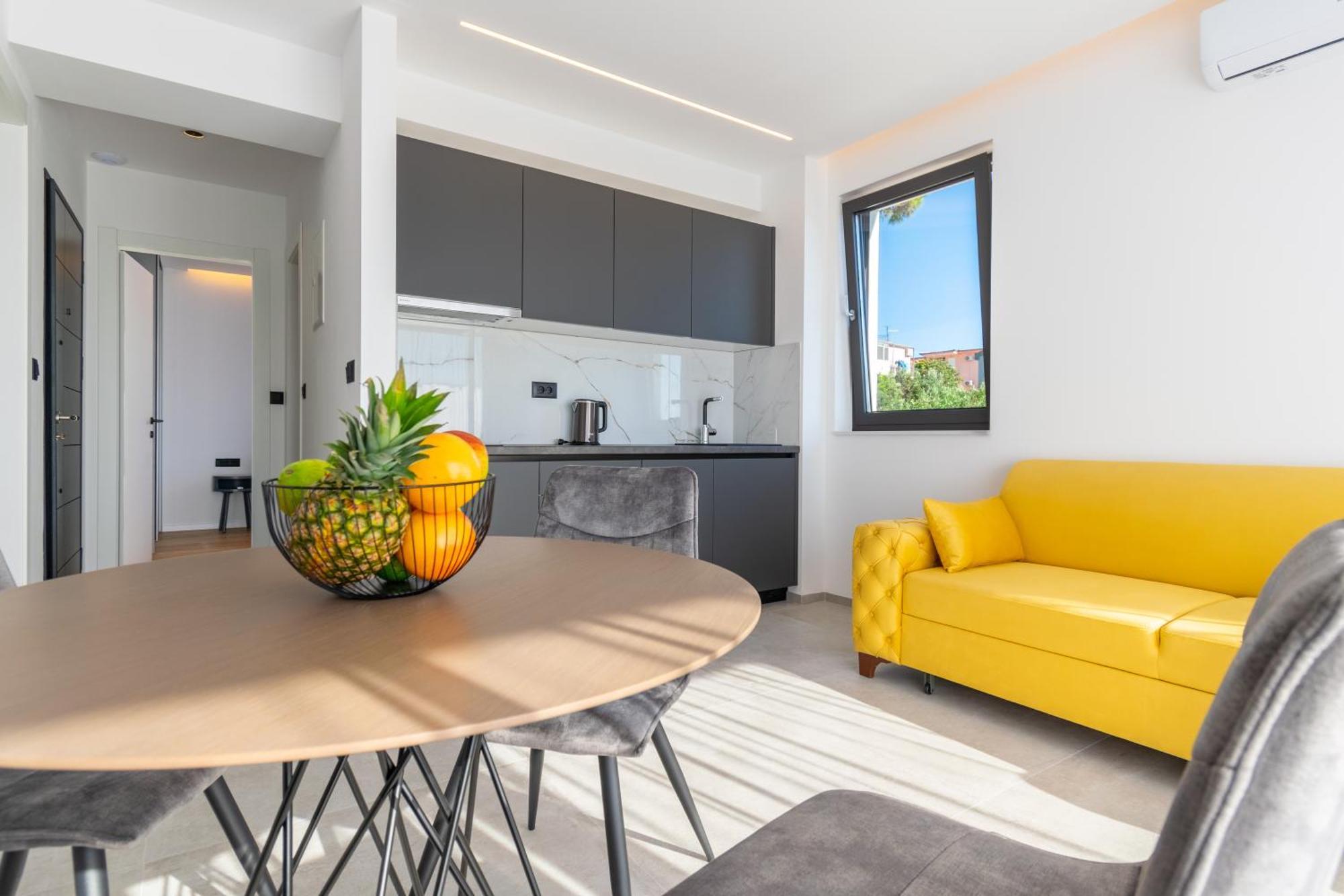 Apartmani Pino Baska Voda Bagian luar foto