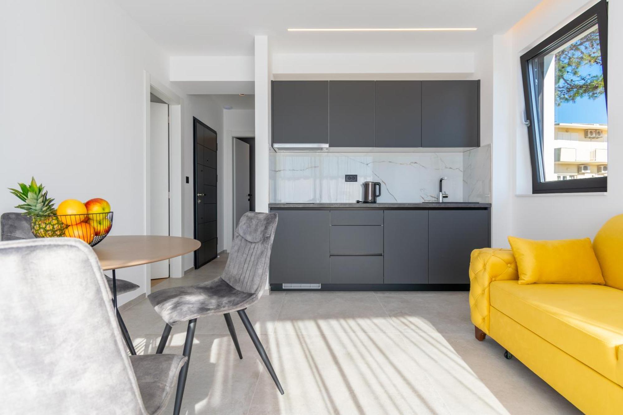 Apartmani Pino Baska Voda Ruang foto